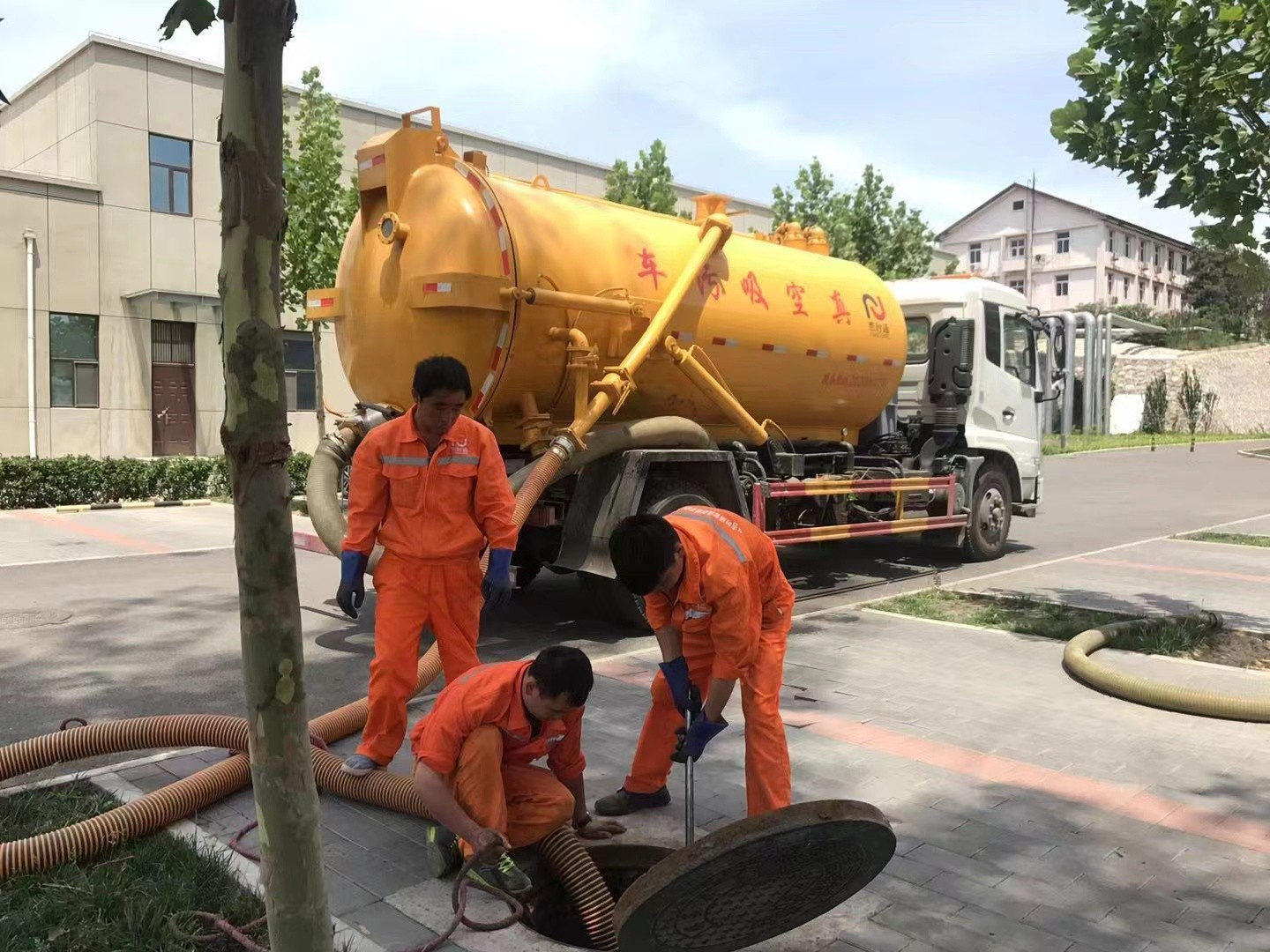 安远管道疏通车停在窨井附近