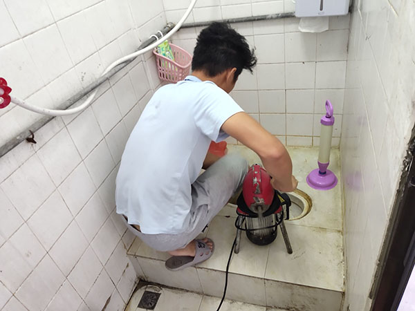 安远肥皂掉到马桶里把马桶堵住了怎么办？马桶堵住了怎么办