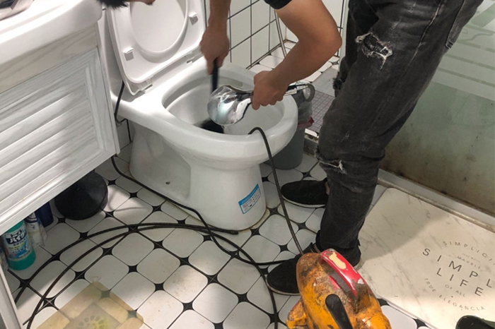 安远马桶堵塞自己疏通还是找师傅?专业上门服务让你省时更省心